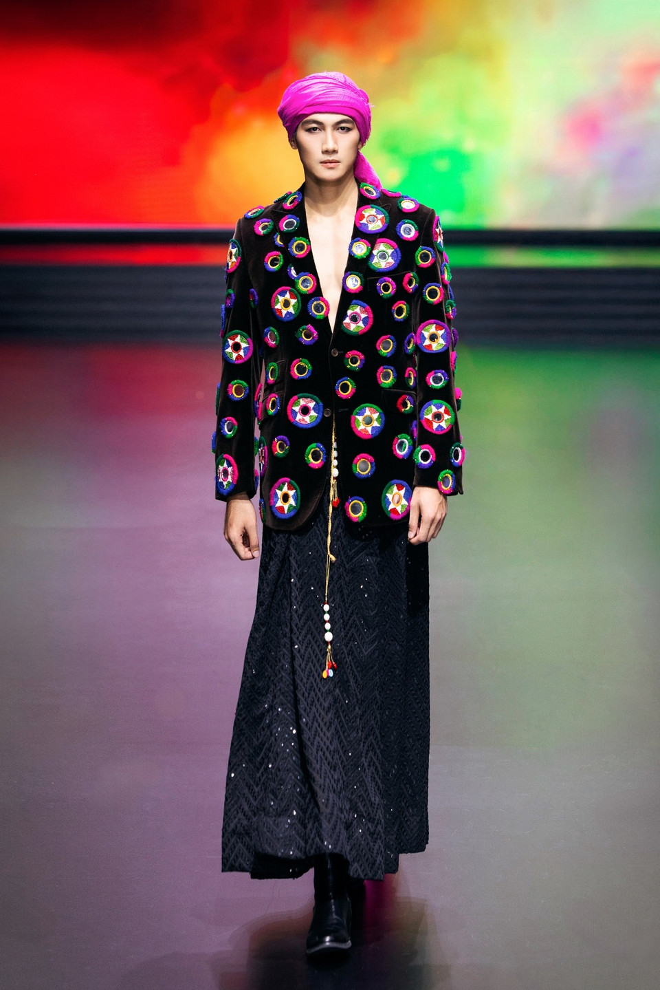 Một thiết kế trong bộ sưu tập “Holi” của nhà thiết kế Frederick Lee. (Ảnh: CTV/Vietnam+)