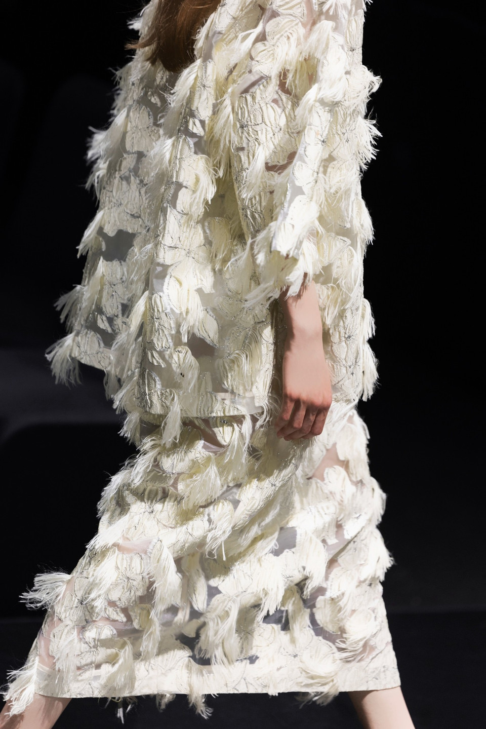 Với nhà thiết kế Alberto Zambelli, sự im lặng là ngôn ngữ tinh tế nhất để lắng nghe cảm xúc, nơi mà mọi thanh âm ồn ào của thế giới ngoài kia đều nhường chỗ cho những rung động rất khẽ trong tâm hồn. (Ảnh: CTV/Vietnam+)