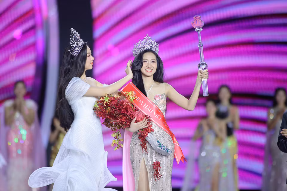 Là người đẹp đầu tiên bước vào phần thi ứng xử trong đêm Chung kết, Hà Trúc Linh nhận được câu hỏi: “Một số người cho rằng AI có thể trả lời mọi câu hỏi, giúp giải quyết mọi vấn đề. Con người không cần phải phí thời gian nỗ lực học tập, trao dồi kiến thức nữa, chỉ cần triệt để sử dụng AI. Nhưng nhiều người khác lo ngại AI có thể làm giảm khả năng tư duy, chủ động và sáng tạo của con người. Thậm chí cho rằng nên hạn chế hoặc cấm dùng AI trong trường học, nhất là ở cấp thấp. Bạn đánh giá vấn đề này thế nào và đưa ra lựa chọn mà bạn nghĩ là đúng?” (Ảnh: BTC)