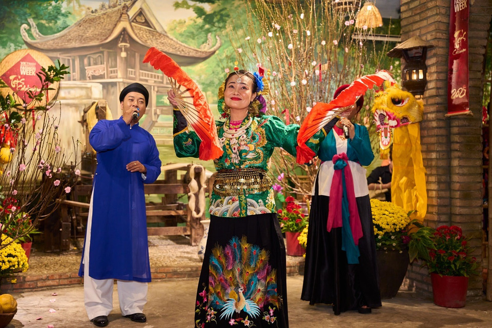 Tái hiện một giá hầu đồng trong không gian sự kiện. (Ảnh: CTV/Vietnam+)