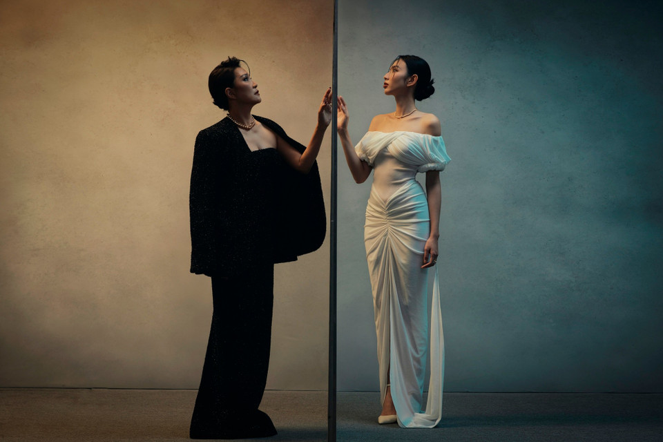 Thực hiện bộ ảnh cùng diễn viên Hồng Đào, Hoa hậu cho biết đây không chỉ là sự kết hợp giữa hai thế hệ, mà còn là câu chuyện về sự chuyển giao của thời gian, sự tươi mới và vẻ đẹp bất chấp tuổi tác. (Ảnh: CTV/Vietnam+)