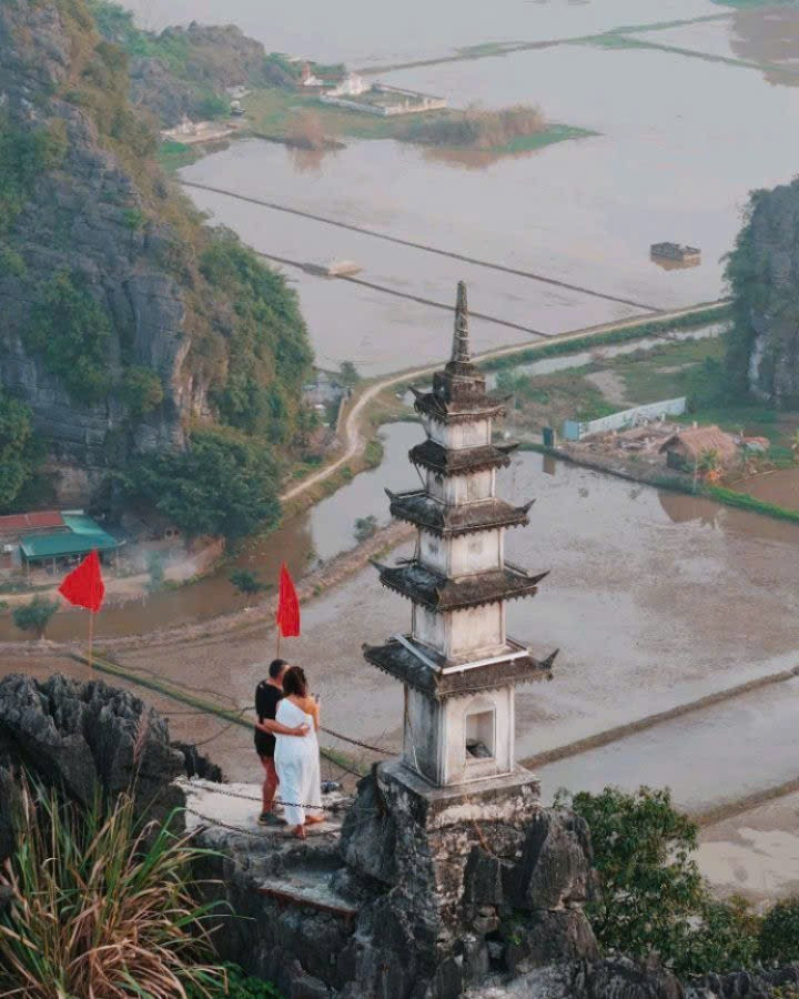 Các địa điểm du lịch ở mảnh đất cô đô rất đa dạng từ du lịch thiên nhiên, sinh thái cho tới văn hóa và tâm linh. Những địa điểm du lịch nổi tiếng của Ninh Bình lại gần nhau, nằm trong quần thể danh thắng cố đô Hoa Lư nên rất thuận tiện cho du khách có thể kết hợp nhiều địa điểm trong chuyến du xuân Ất Tỵ. (Ảnh: PV/Vietnam+)