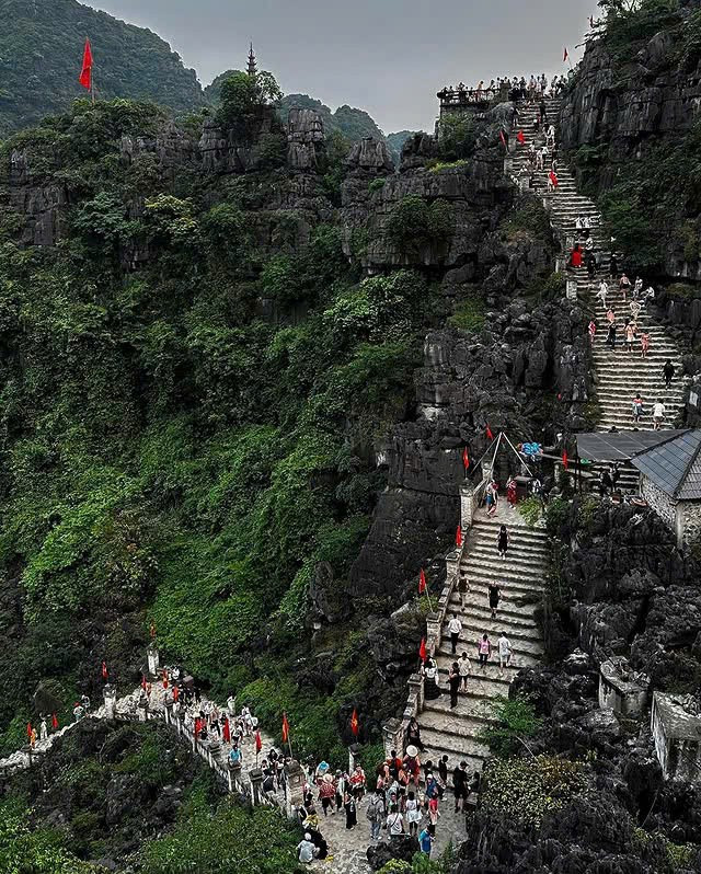 Giống như mọi năm, Ninh Bình vẫn là điểm du Xuân được lựa chọn nhiều ở khu vực miền Bắc với quần thể các địa điểm du lịch hot như Tràng An, Hang Múa, chùa Bái Đính, Tam Cốc Bích Động, Thung Nham, cố đô Hoa Lư... (Ảnh: PV/Vietnam+)