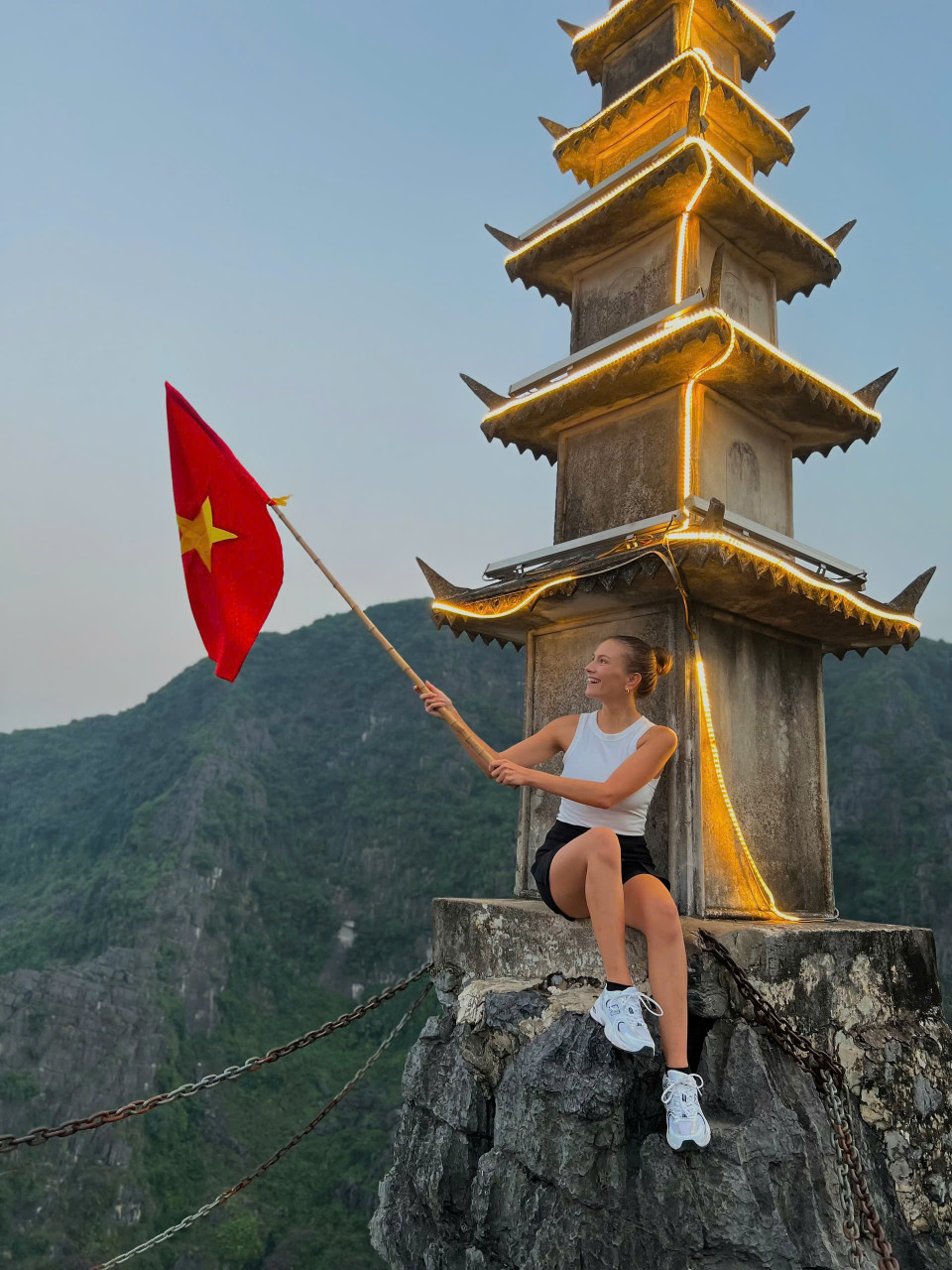 Có hai hướng trên đỉnh Ngọa Long là tháp sống ảo và bên kia là tượng rồng chầu Quan âm có thể thu trọn vẹn vùng Tam Cốc vào tầm mắt. (Ảnh: PV/Vietnam+)