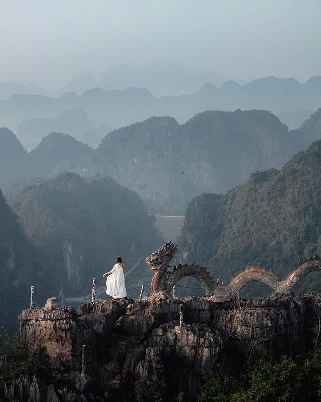 Vẻ đẹp cổ kính, hùng vĩ vùng núi đá nằm giữa cánh đồng của Hang Múa thực sự tạo thành một bức tranh thủy mặc tuyệt đẹp. Đây được coi là địa điểm ngắm bình minh và hoàng hôn đẹp nhất vùng cố đô Hoa Lư. (Ảnh: PV/Vietnam+)