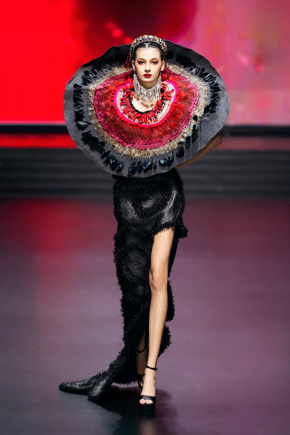 Một thiết kế trong bộ sưu tập “Holi” của nhà thiết kế Frederick Lee. (Ảnh: CTV/Vietnam+)