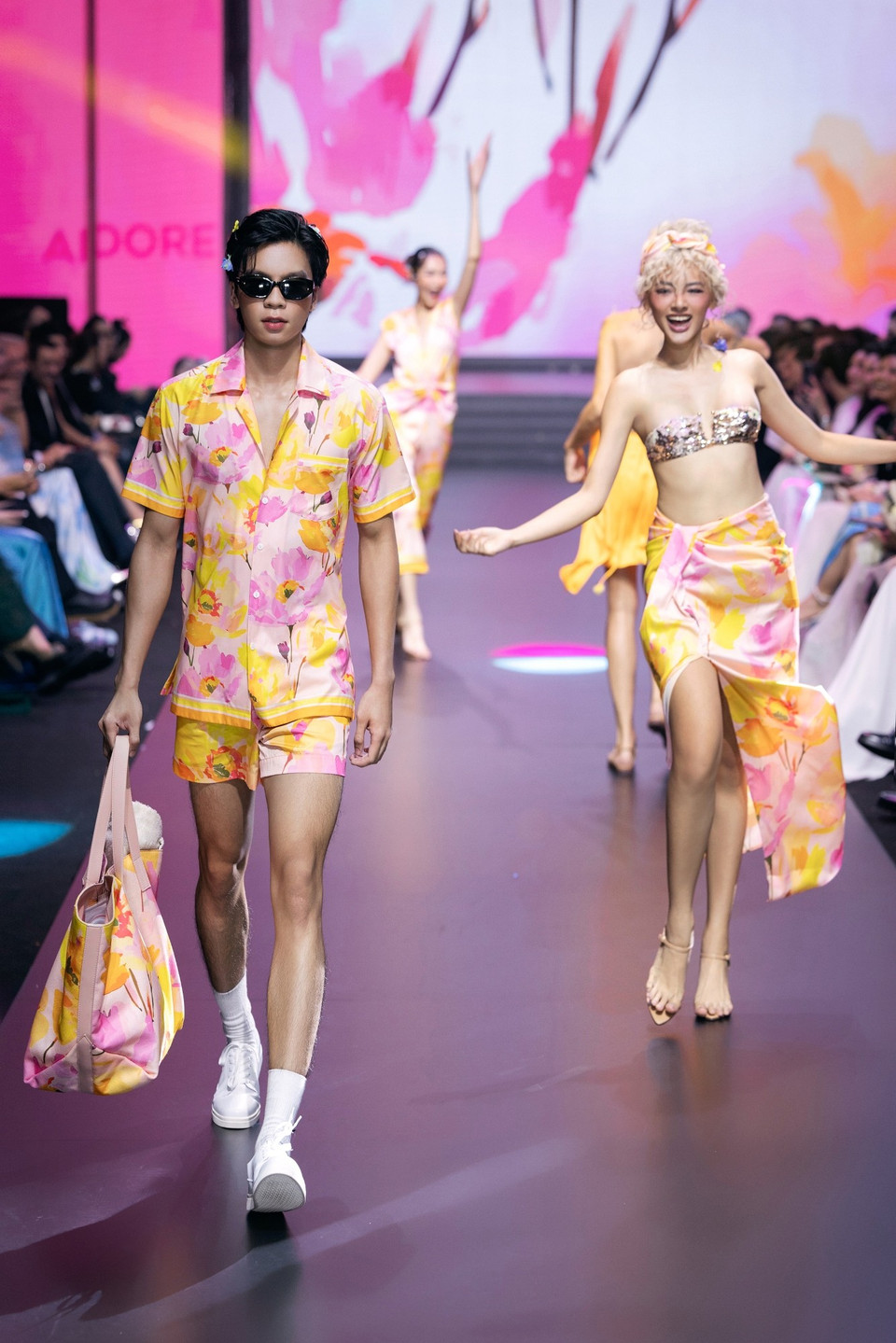 Lấy cảm hứng từ những chuyến viễn du đến vùng biển nhiệt đới, dưới ánh mặt trời lấp lánh của buổi hoàng hôn rực rỡ, “Vivavivu” không chỉ là thời trang, mà còn là câu chuyện tình yêu, một hành trình khám phá chính mình qua từng bước nhẹ nhàng trên cát. (Ảnh: CTV/Vietnam+)