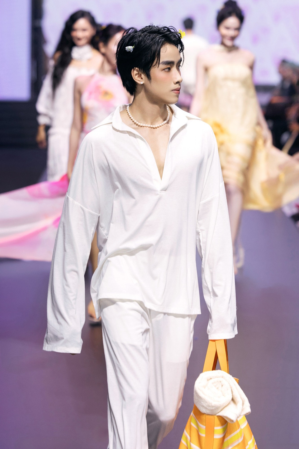 Được dệt nên từ những chất liệu tái chế bền vững, “Vivavivu” như lời nhắn gửi về một mùa Hè đằm thắm, nơi tâm hồn được thả theo những cơn gió biển. (Ảnh: CTV/Vietnam+)