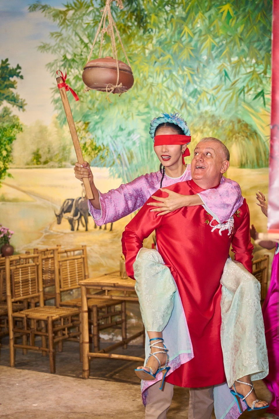 Khách mời trải nghiệm bịt mắt đập niêu. (Ảnh: CTV/Vietnam+)