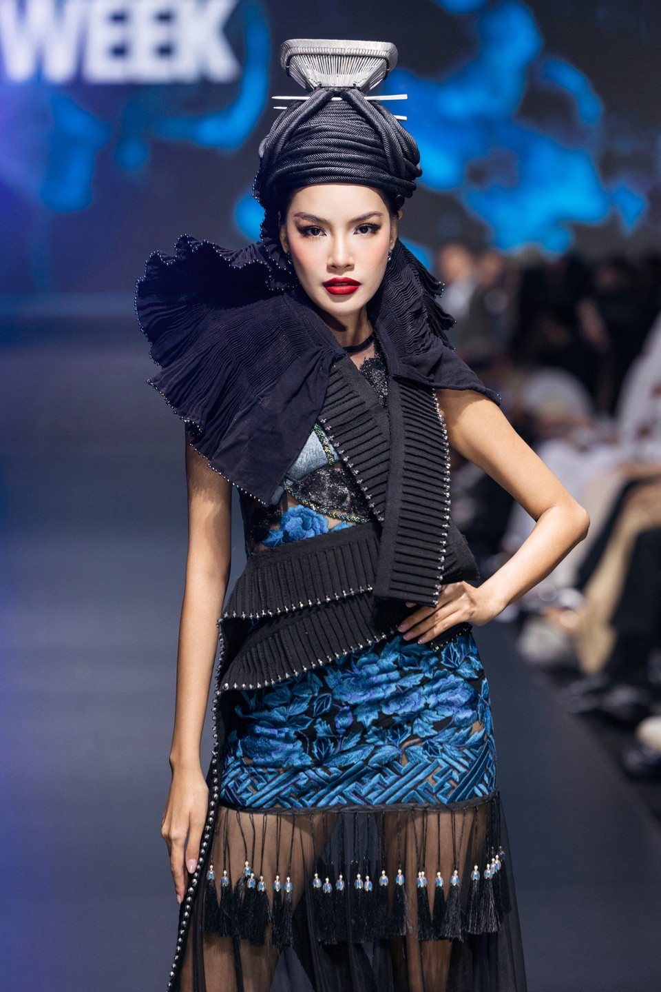 “Nàng thơ” của Vũ Việt Hà – Hoa hậu Lê Hoàng Phương là hiện thân cho vẻ đẹp giao thoa giữa truyền thống và ngôn ngữ tạo hình đương đại. Điểm nhấn đặc biệt là sự xuất hiện của chiếc mũ truyền thống người Dao Đầu Bằng được tạo tác bằng tóc thật, trên đỉnh gắn khối hình chữ nhật từ nhiều thanh bạc (hoặc nhôm) với nhau. (Ảnh: CTV/Vietnam+)