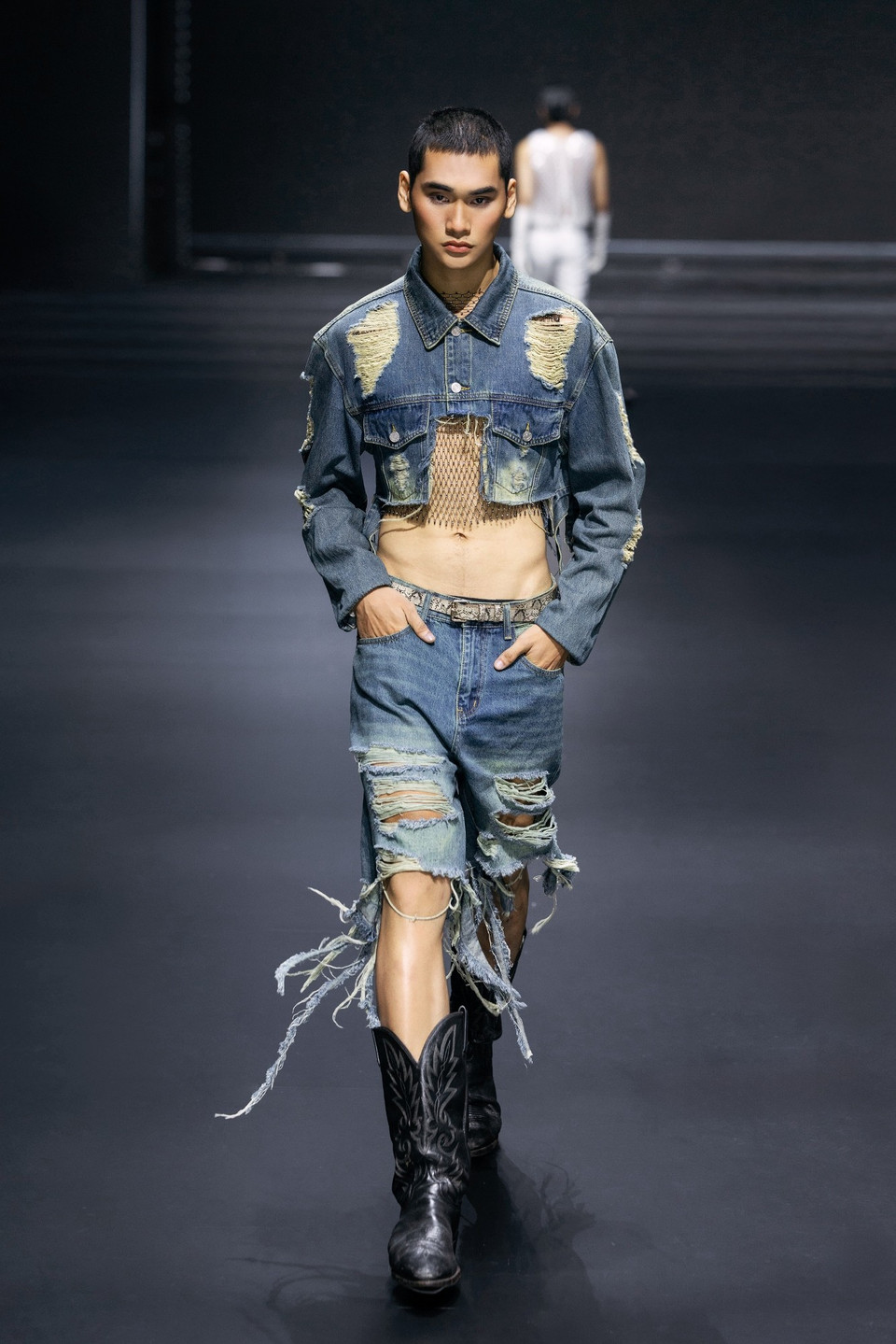 Một thiết kế trong bộ sưu tập “Evening Pool Party” của Vương Khang. (Ảnh: CTV/Vietnam+)