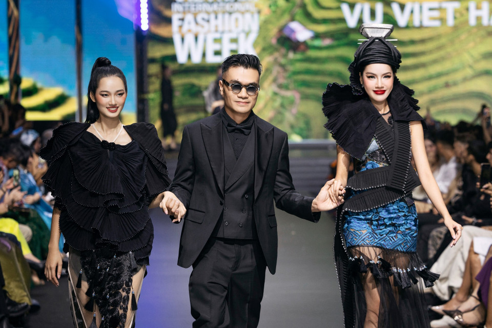 Sàn diễn thời trang trong show diễn của "Mã đáo": Nơi “đặc sản” truyền thống được “phù phép” sống động. (Ảnh: CTV/Vietnam+)