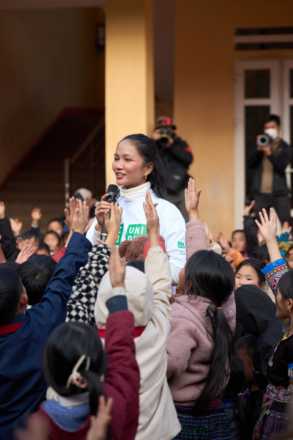 Đến nơi, H’Hen Niê nhanh chóng làm quen với các em nhỏ. Cô đặc biệt quan tâm đến việc giữ ấm cho các em bởi thời tiết rất lạnh. (Ảnh: CTV/Vietnam+)
