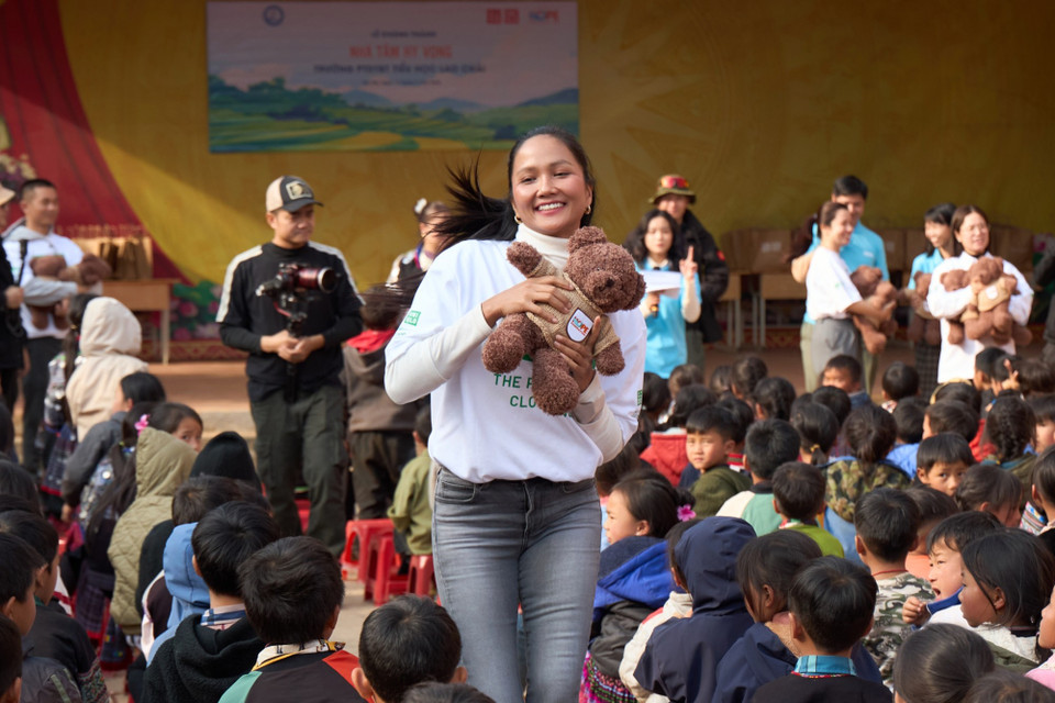 Đây là hoạt động thường niên, H’Hen Niê đồng hành cùng Uniqlo và quỹ HOPE thực hiện những công trình ý nghĩa cho bà con vùng sâu, vùng xa. (Ảnh: CTV/Vietnam+)
