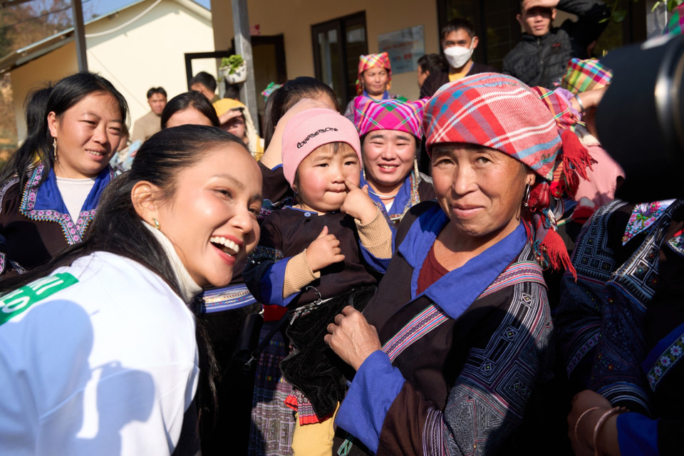 H’Hen Niê chia sẻ: “Khi trực tiếp tham gia chuyến đi, gặp các em nhỏ, chính các em là nguồn năng lượng tiếp thêm sức mạnh cho cả đoàn thực hiện tiếp dự án. Đây cũng là món quà đầu năm mới, cùng sự nỗ lực, công sức của rất nhiều người nhưng có chung một niềm tin rằng cuộc sống, tương lai sẽ tốt đẹp hơn nếu chúng ta cùng nhau hành động. H’Hen sẽ nhớ mãi nụ cười của các em và bà con nơi đây. Cám ơn vì cho H’Hen cơ hội đến để hiểu hơn về giá trị cuộc sống và lan tỏa thông điệp tích cực những ngày cận Tết Ất Tỵ.” (Ảnh: CTV/Vietnam+)