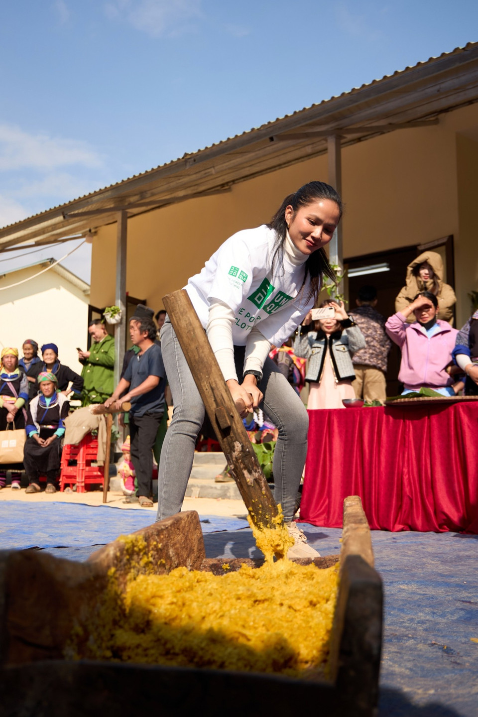 Cô cho biết những hoạt động thế này là cơ hội gắn kết cộng đồng và là cách lưu giữ những nét đẹp văn hóa truyền thống. (Ảnh: CTV/Vietnam+)