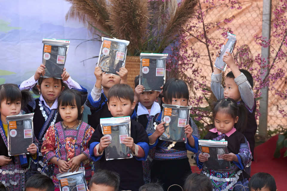 Tại đây, đoàn gửi tặng bà con, thầy cô và các em học sinh những chiếc áo giữ nhiệt thiết thực khi tiết trời vùng cao vô cùng lạnh giá những ngày qua.(Ảnh: CTV/Vietnam+)