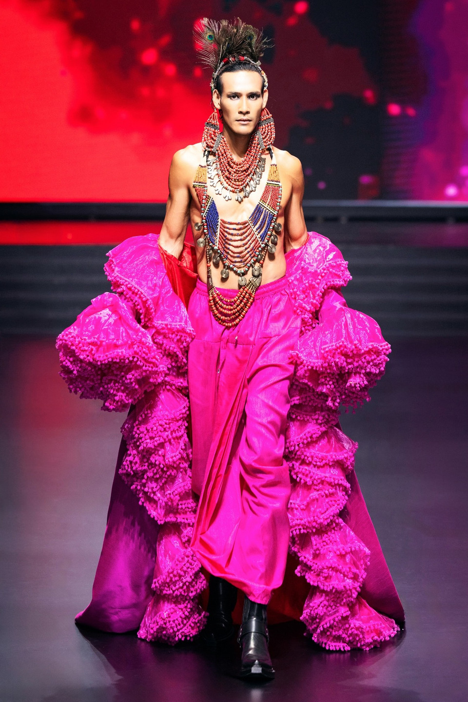 Một thiết kế trong bộ sưu tập “Holi” của nhà thiết kế Frederick Lee. (Ảnh: CTV/Vietnam+)