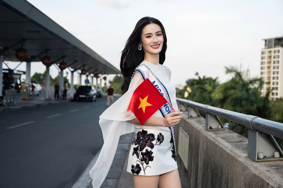 Tối qua, ngày 6/5, Hoa hậu Ý Nhi đã lên đường sang Telangana, Ấn Độ tham dự cuộc thi Miss World lần thứ 72. Hành trình “đem chuông đi đánh xứ người” của Ý Nhi sẽ kéo dài từ ngày 7-31/5. (Ảnh: CTV/Vietnam+)