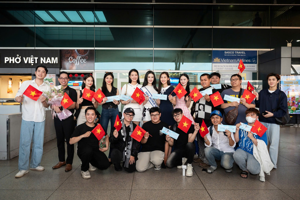 Hoa hậu Ý Nhi chia sẻ trước khi lên đường: “Nhìn thấy mọi người có mặt ở đây từ sớm cùng những lời chúc tốt đẹp và ánh mắt tin tưởng, tôi như có thêm sức mạnh. Đây không chỉ là hành trình của riêng Ý Nhi nữa mà còn là niềm tự hào, là sự kỳ vọng của rất nhiều người. Tôi hứa làm hết sức mình.” (Ảnh: CTV/Vietnam+)