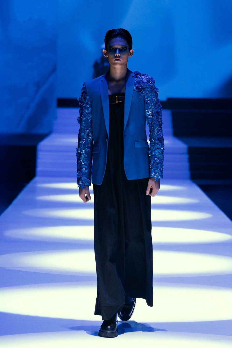 Thiết kế trong bộ sưu tập “Nocturne Éternelle” của nhà tạo mẫu Frederick Lee. (Ảnh: PV/Vietnam+)