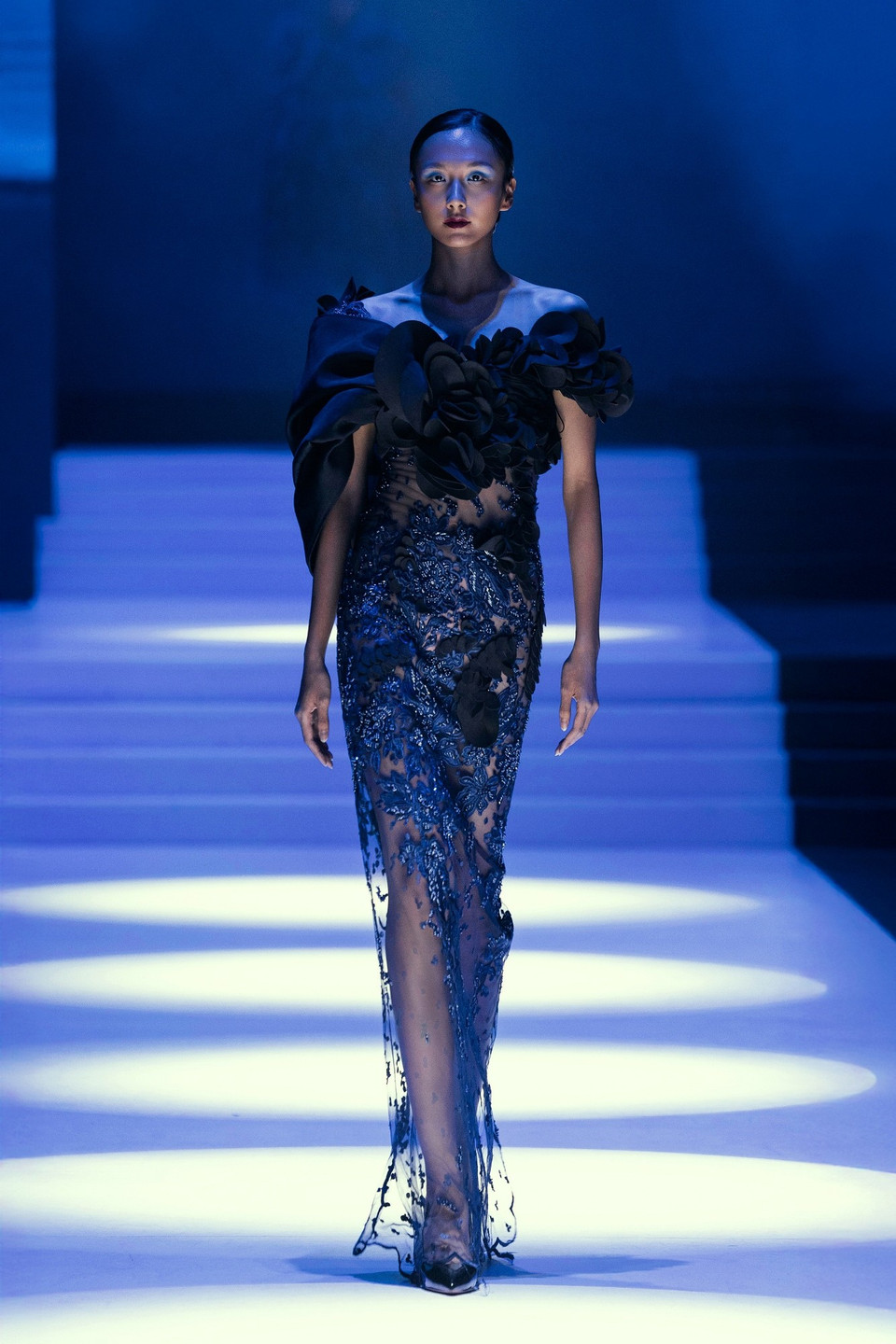 Cách mà Frederick Lee lồng ghép bảng màu đen, xanh, bạc hay ánh than cùng hiệu ứng phản quang để tái hiện không gian huyền ảo của bóng đêm đã mang đến trải nghiệm thị giác vừa choáng ngợp vừa cảm xúc. (Ảnh: PV/Vietnam+)