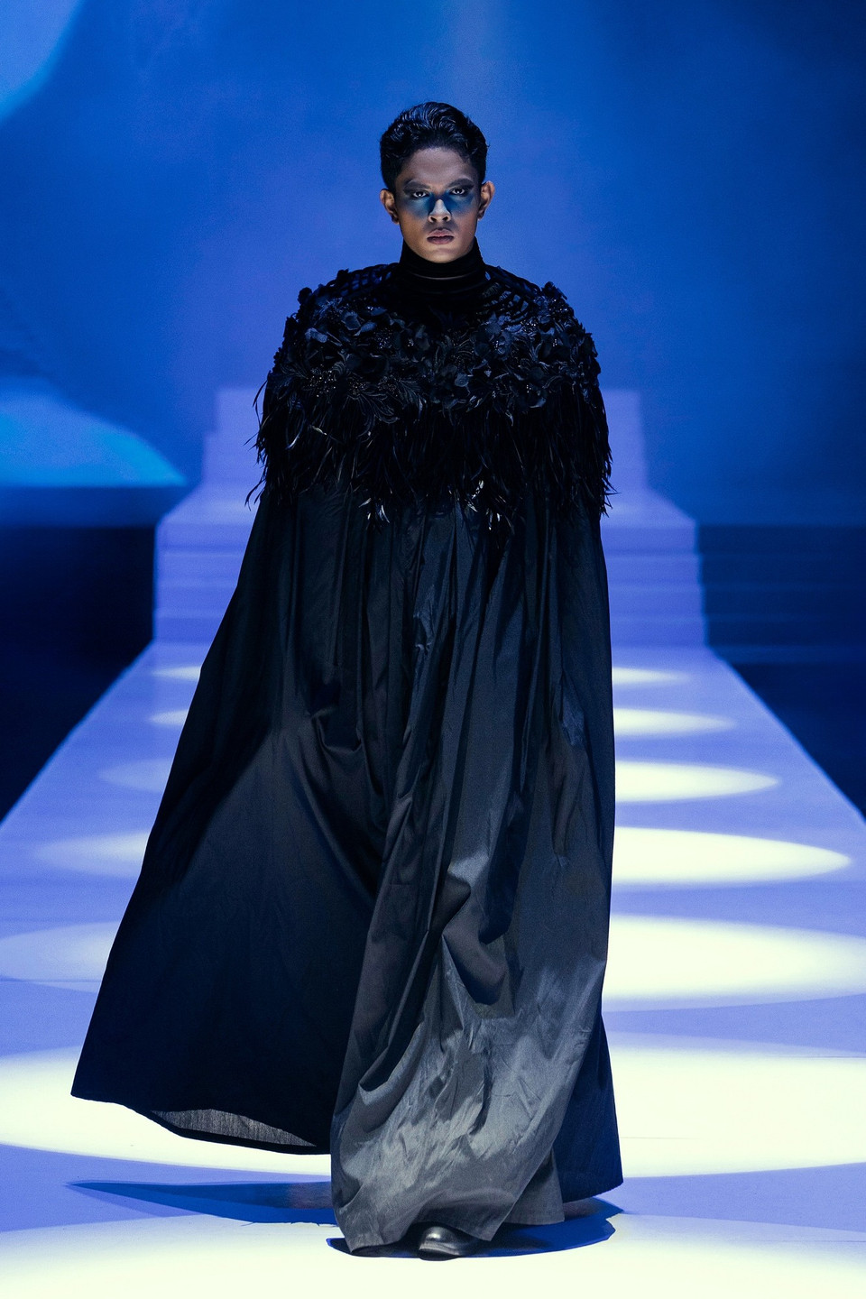 Thiết kế trong bộ sưu tập “Nocturne Éternelle” của nhà tạo mẫu Frederick Lee. (Ảnh: PV/Vietnam+)