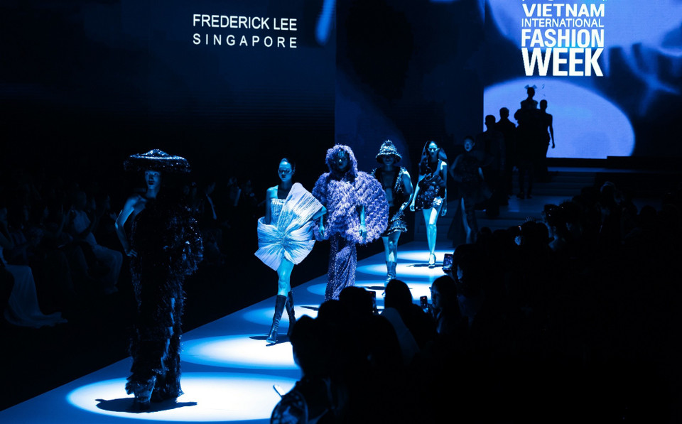Frederick Lee được mệnh danh là “người kể chuyện bằng vải vóc” của Singapore vừa trình làng bộ sưu tập Haute Couture “Nocturne Éternelle” trên sàn runway Hà Nội. (Ảnh: PV/Vietnam+)