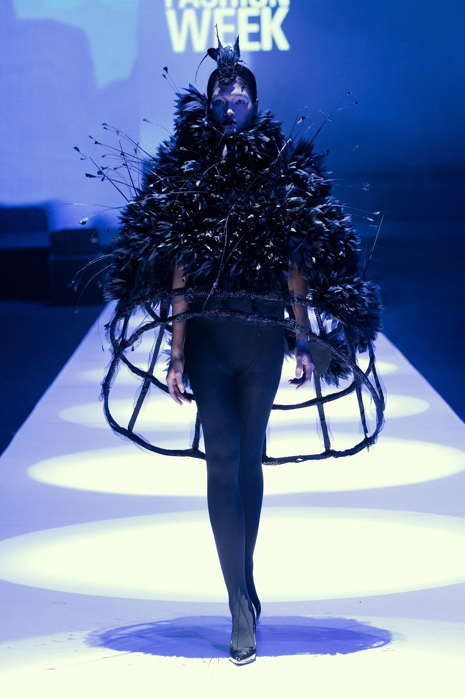 Dưới ánh đèn huyền ảo, mỗi bước catwalk của dàn người mẫu càng lột tả được “bản giao hưởng” của sự quyến rũ và quyền lực, như thể cả không gian đang chuyển mình cùng nhịp thở của thời trang. (Ảnh: PV/Vietnam+)