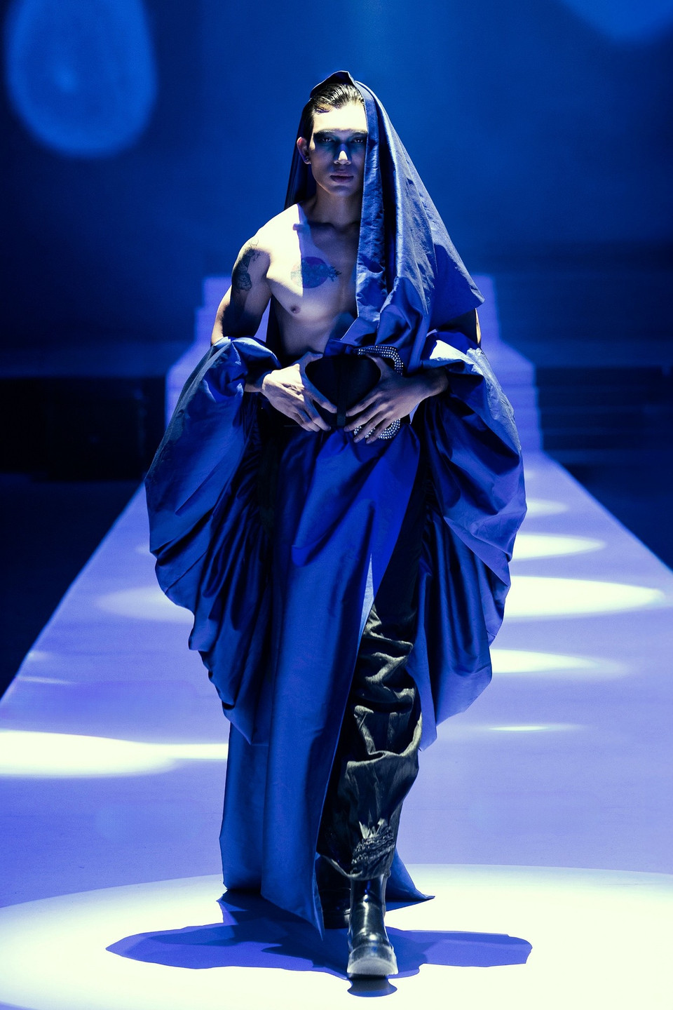 Thiết kế trong bộ sưu tập “Nocturne Éternelle” của nhà tạo mẫu Frederick Lee. (Ảnh: PV/Vietnam+)