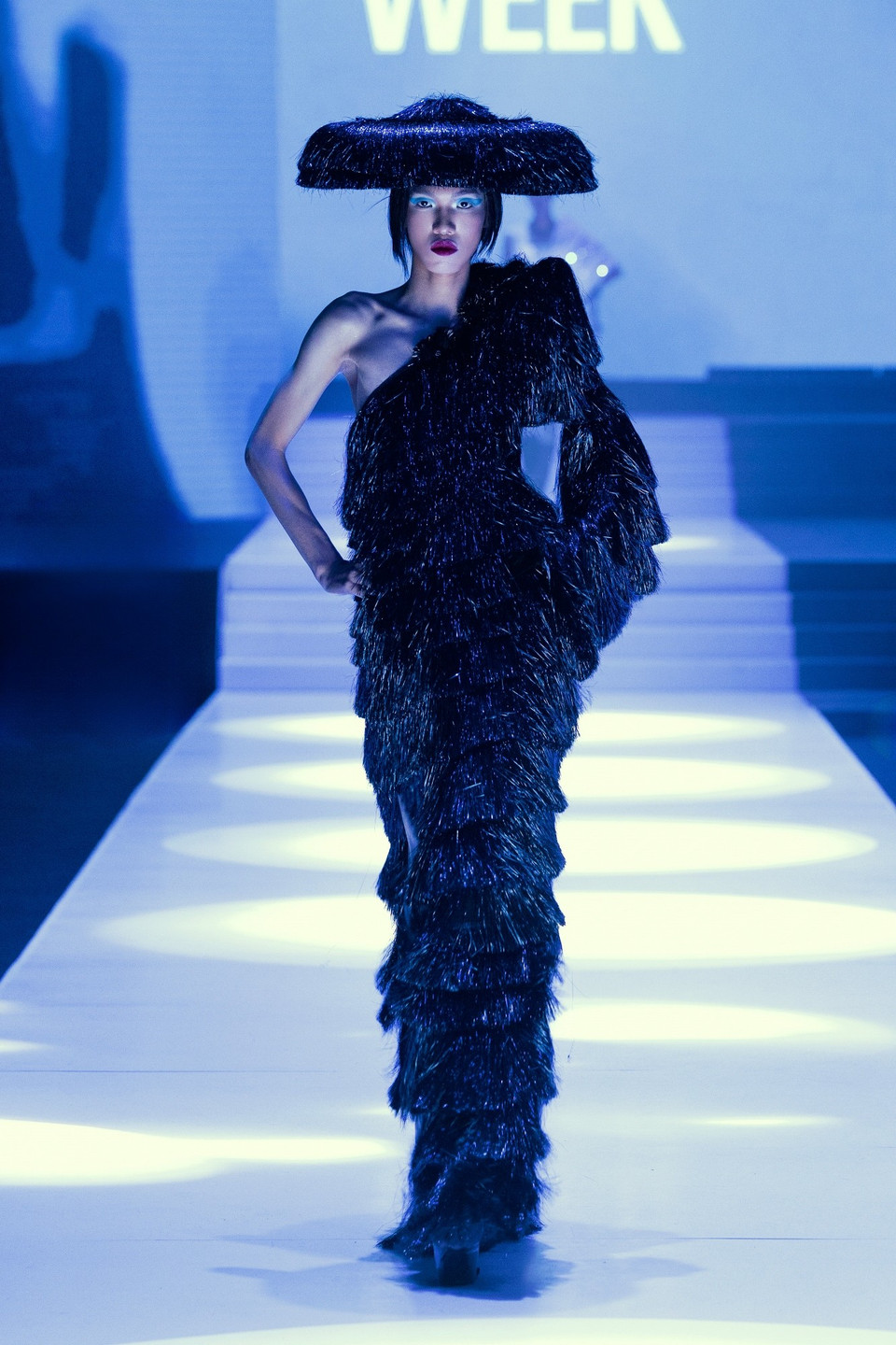 Thiết kế trong bộ sưu tập “Nocturne Éternelle” của nhà tạo mẫu Frederick Lee. (Ảnh: PV/Vietnam+)