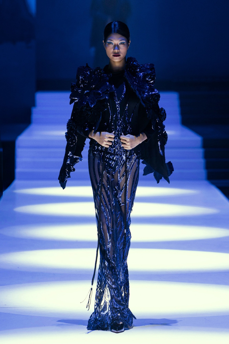 Sự trở lại của Frederick Lee được ví như một bản giao hưởng đương đại, nơi từng đường cắt, nếp gấp đều mang dụng ý nghệ thuật. (Ảnh: PV/Vietnam+)