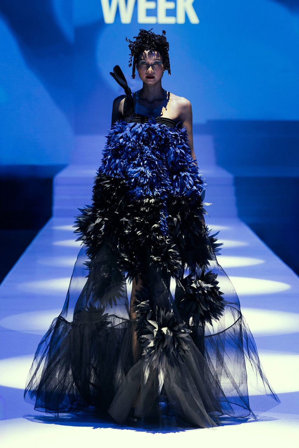 Thiết kế trong bộ sưu tập “Nocturne Éternelle” của nhà tạo mẫu Frederick Lee. (Ảnh: PV/Vietnam+)