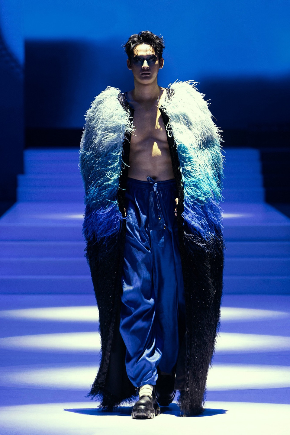 Mỗi thiết kế trong “Nocturne Éternelle” là một tác phẩm táo bạo, nơi hình khối, màu sắc và chất liệu hòa quyện tạo nên bản giao hưởng của bóng tối và ánh sáng. (Ảnh: PV/Vietnam+)