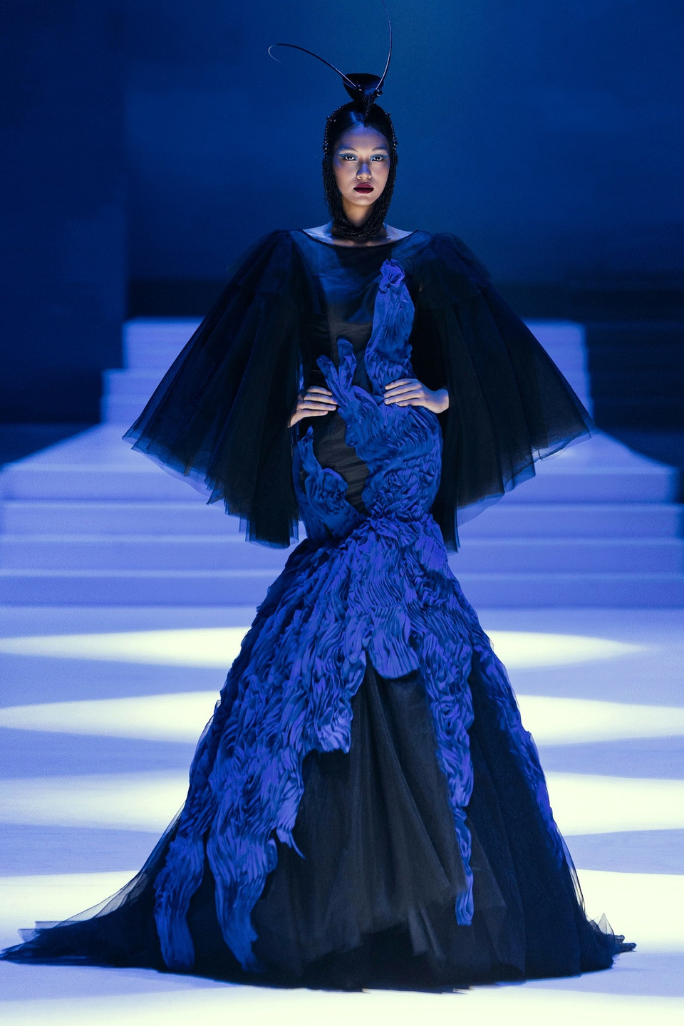 Thiết kế trong bộ sưu tập “Nocturne Éternelle” của nhà tạo mẫu Frederick Lee. (Ảnh: PV/Vietnam+)