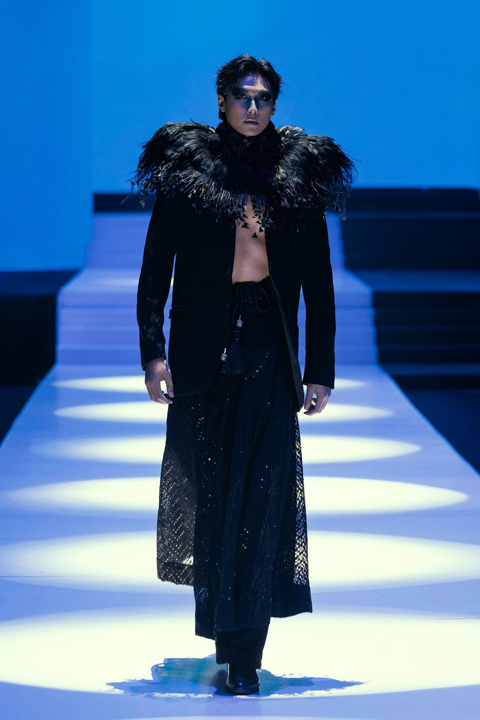 Từng khiến giới mộ điệu Việt Nam say mê với lễ hội sắc màu “Holi” – bữa tiệc thời trang mang đậm tinh thần văn hóa, thì lần này Frederick Lee trở lại với thái cực hoàn toàn khác khi trình làng bộ sưu tập Haute Couture “Nocturne Éternelle.” (Ảnh: PV/Vietnam+)