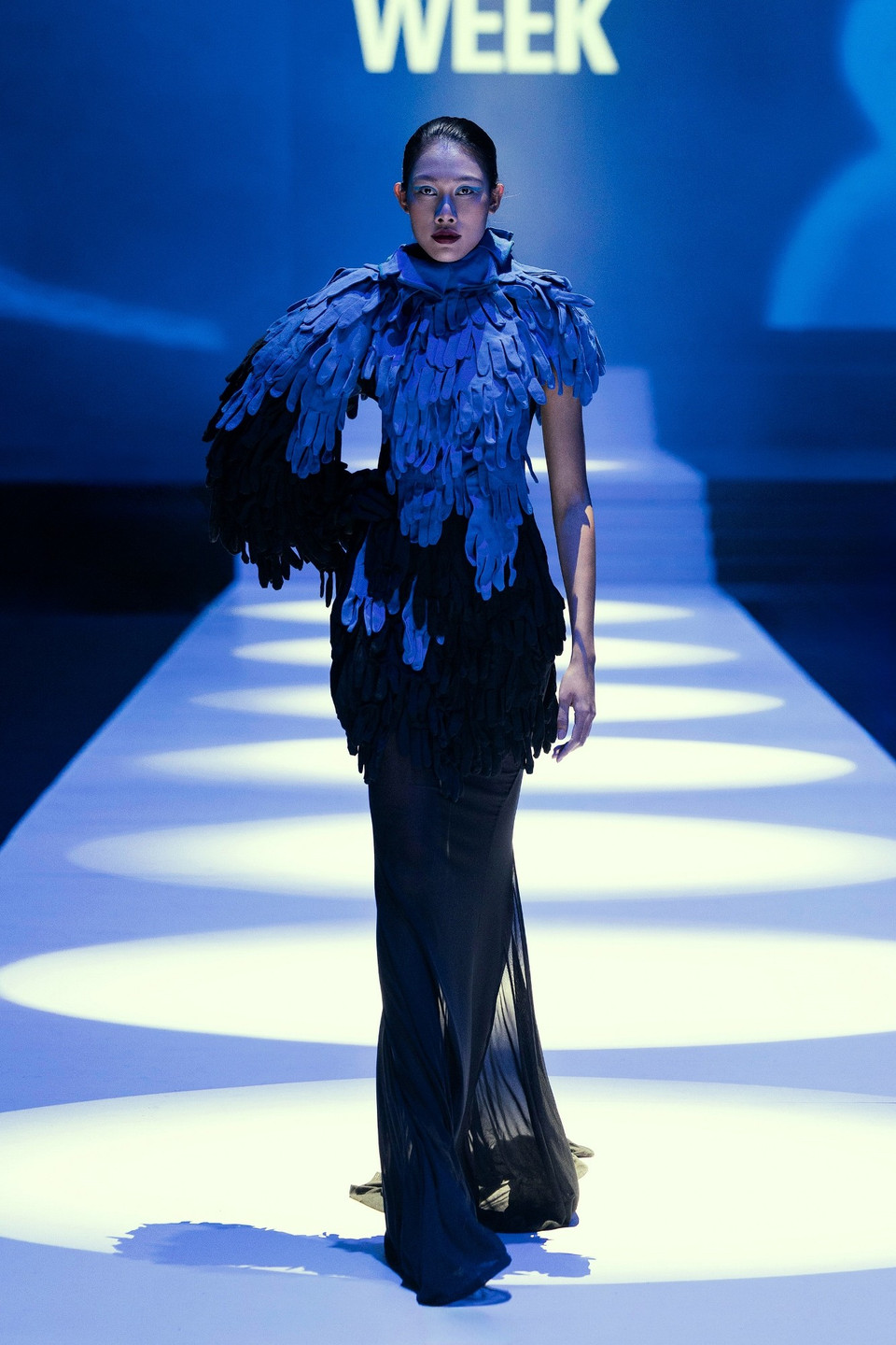 Các thiết kế lần này lấy cảm hứng từ sắc đen thẫm của cánh quạ, ánh phản chiếu mê hoặc trên lớp vảy rắn và vẻ tinh tế của từng thớ ren đen. (Ảnh: PV/Vietnam+)