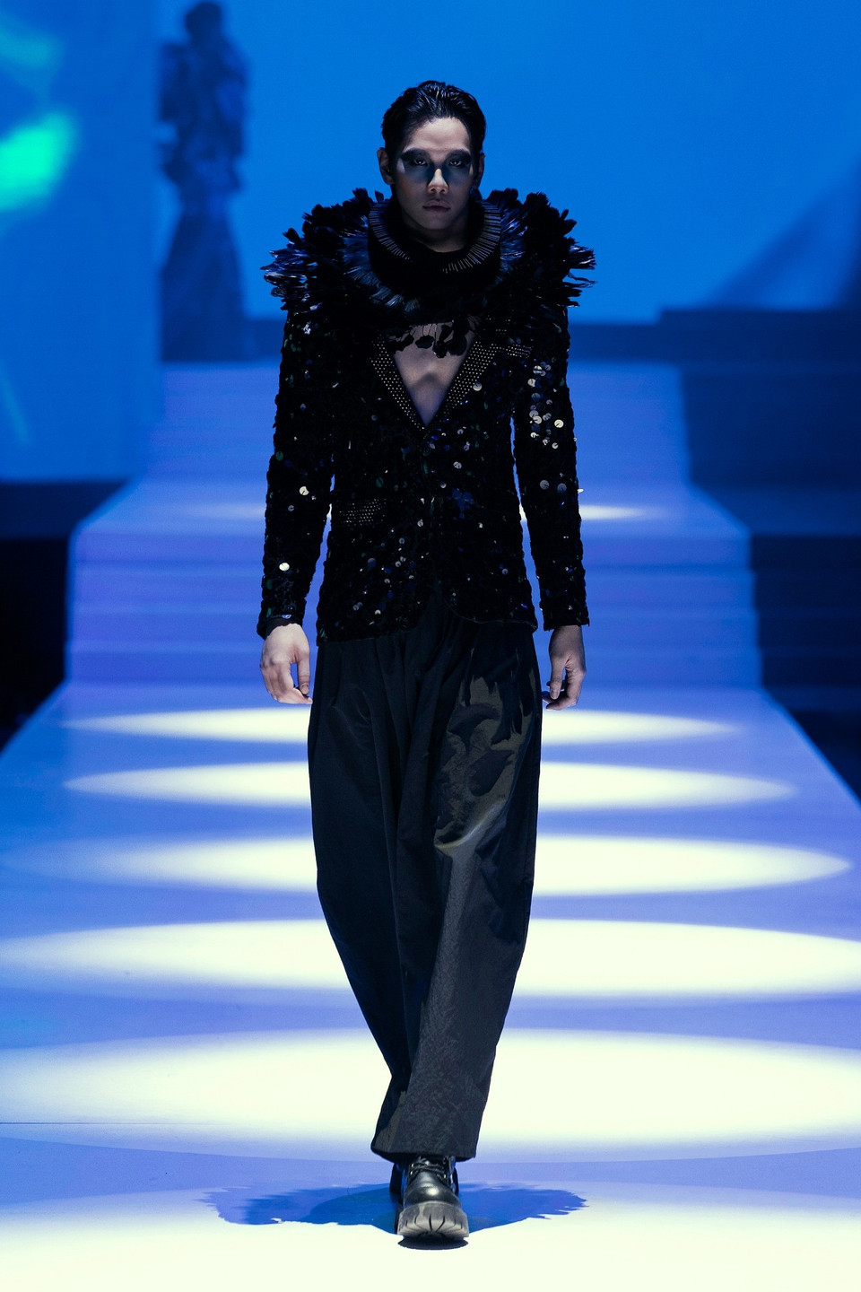 Thiết kế trong bộ sưu tập “Nocturne Éternelle” của nhà tạo mẫu Frederick Lee. (Ảnh: PV/Vietnam+)