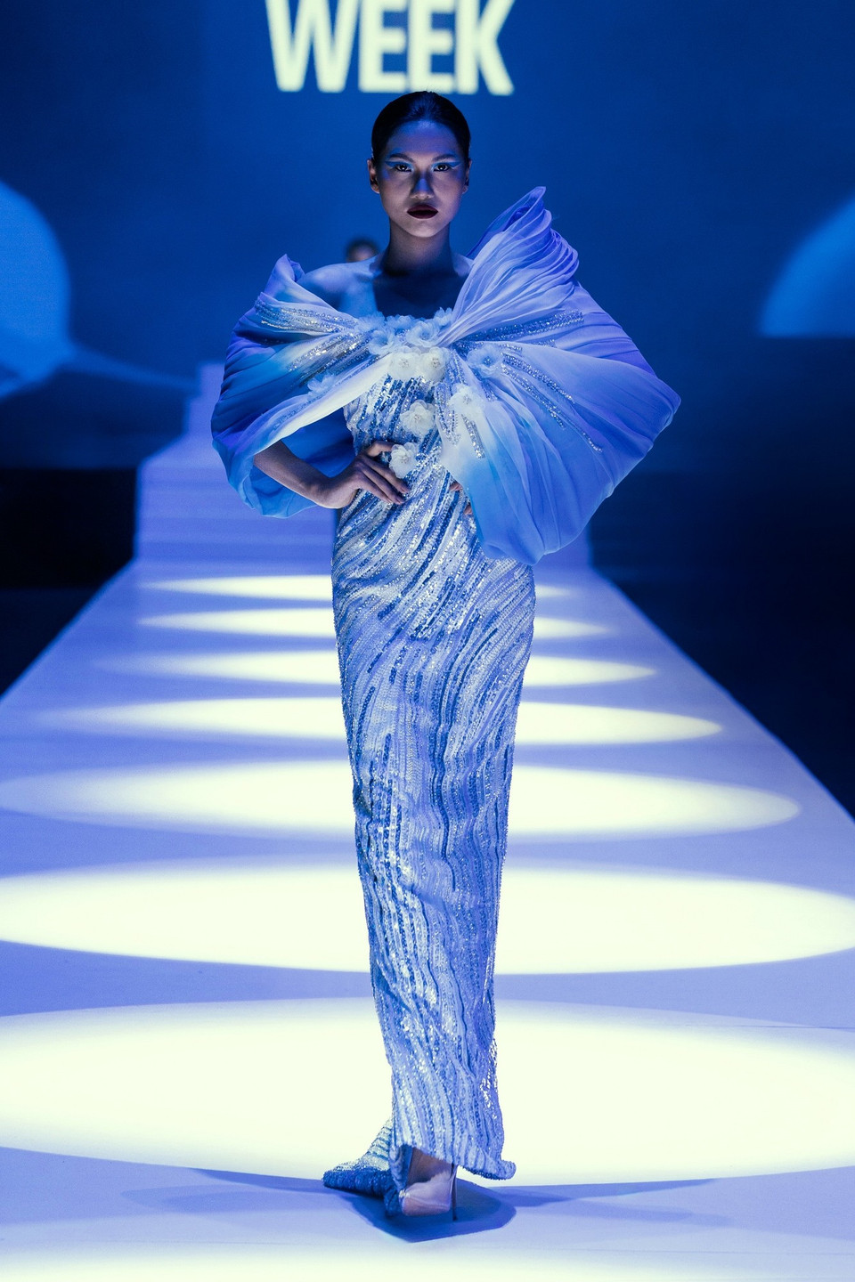 Thiết kế trong bộ sưu tập “Nocturne Éternelle” của nhà tạo mẫu Frederick Lee. (Ảnh: PV/Vietnam+)