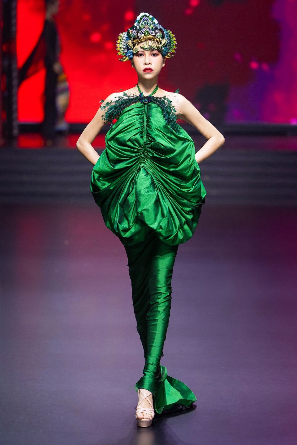 Một thiết kế trong bộ sưu tập “Holi” của nhà thiết kế Frederick Lee. (Ảnh: CTV/Vietnam+)