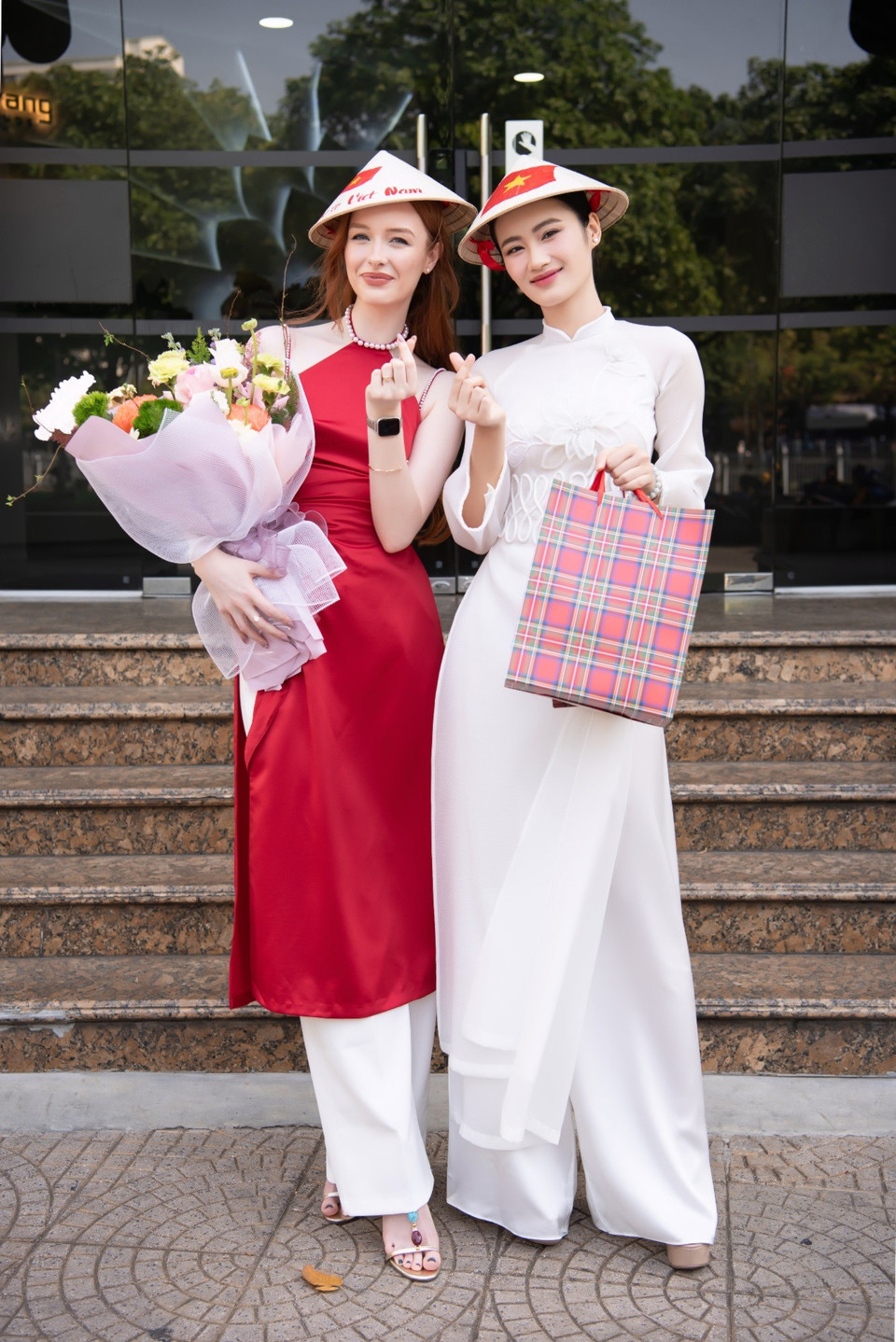 Miss World Scotland 2024 khiến Ý Nhi bất ngờ khi xuất hiện với tà áo dài cách tân màu đỏ ngay lần đầu gặp gỡ và mang theo nhiều quà tặng độc đáo. Sau đó, hai nàng hậu lên đường thăm thú một số địa điểm nổi tiếng ở Sài Gòn. (Ảnh: CTV/Vietnam+)