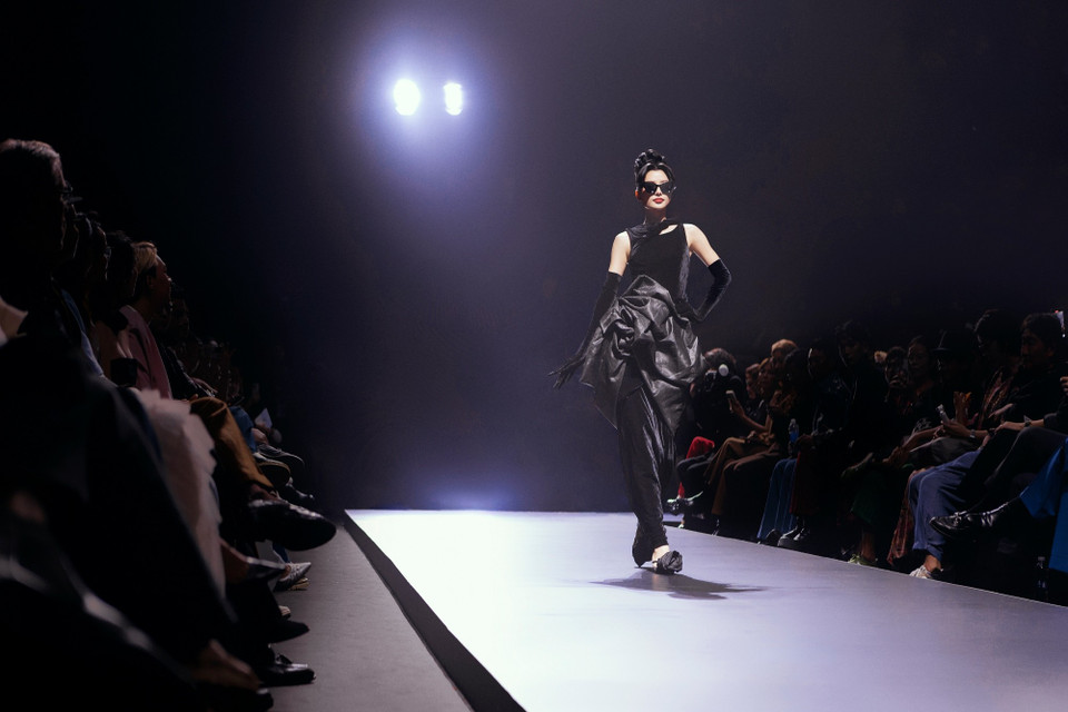 Lần đầu tiên ra mắt giới mộ điệu Việt Nam, nhà thiết kế đến từ Malaysia Kel Wen đã mang đến làn gió mới đậm chất Đông Nam Á hiện đại được “thổi hồn” trong bộ sưu tập “Puteh.” Nhà mốt này gây ấn tượng khi khéo léo lồng ghép bản sắc văn hóa Malaysia vào từng thiết kế. (Ảnh: CTV/Vietnam+)