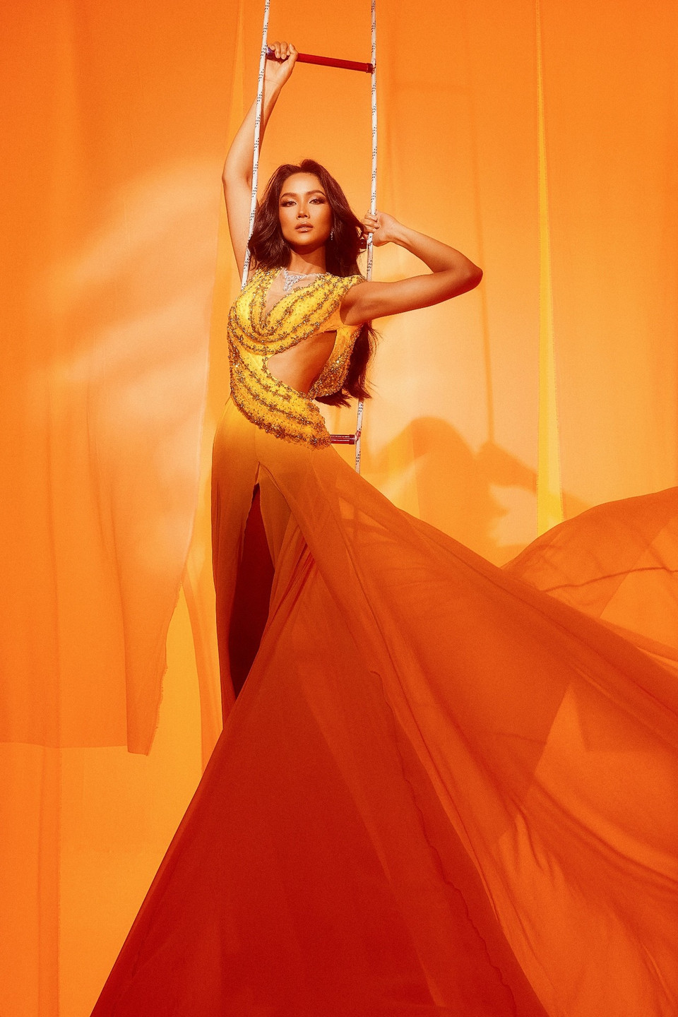 Sau 7 năm đăng quang Hoa hậu, H’Hen Niê cùng các cộng sự phủ xanh được 8 hecta rừng, làm được 11 thư viện thân thiện xây dựng theo mô hình Room To Read và luôn hết mình trong các hoạt động về giáo dục, phụ nữ, trẻ em, người sống chung với HIV/AIDS. (Ảnh: CTV/Vietnam+)