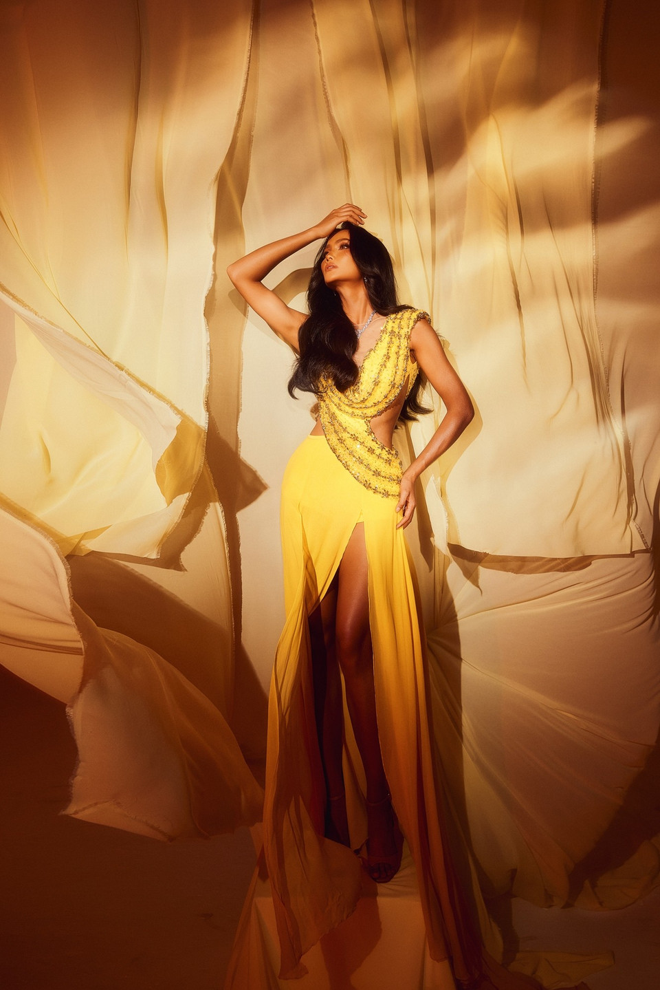 Dù là khi đương nhiệm hay đã hết nhiệm kỳ, H’Hen Niê vẫn hăng hái trong các hoạt động cộng đồng, sẵn sàng đi đến nhiều nơi gặp khó khăn, dành thời gian và góp sức cho các công tác xã hội. (Ảnh: CTV/Vietnam+)