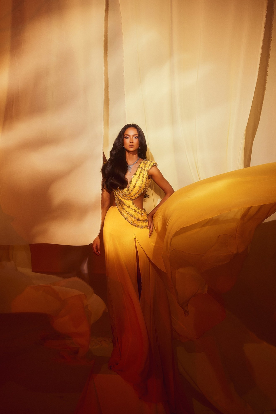 Hiện, H’Hen Niê đang tất bật cho lịch trình quay hình chuẩn bị Tết Ất Tỵ và cô sẽ có chuyến công tác các tỉnh phía Bắc vào trung tuần tháng Một. (Ảnh: CTV/Vietnam+)