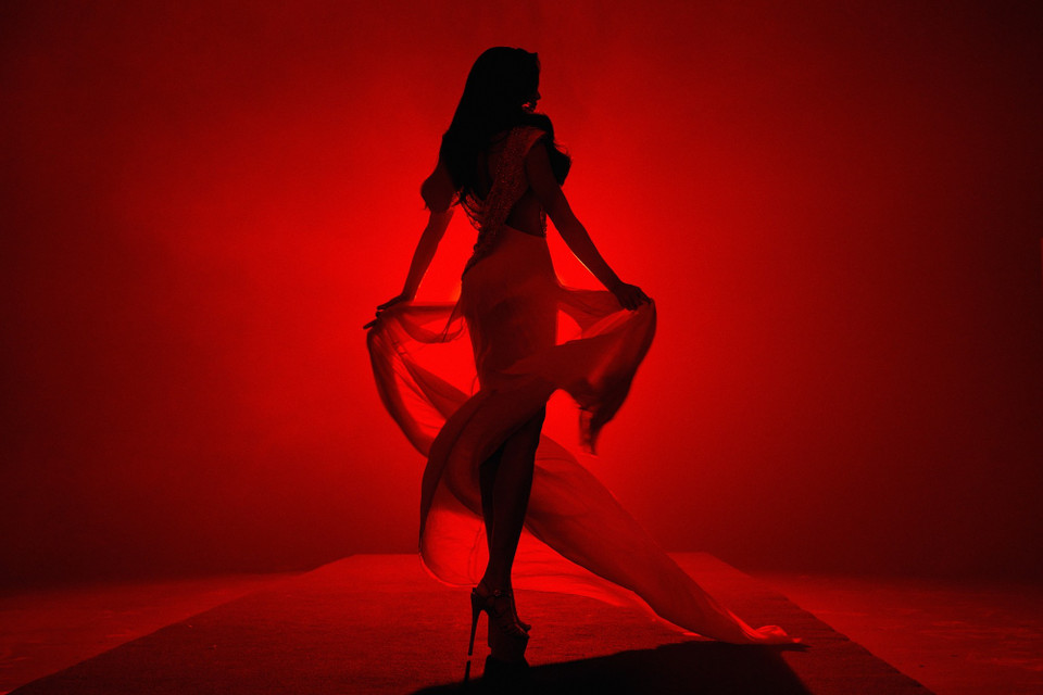 Hình ảnh H’Hen Niê trong chiếc đầm vàng gợi nhiều cảm xúc cho khán giả và tự hào hai tiếng Việt Nam được vang lên nhiều lần tại Miss Universe 2018. (Ảnh: CTV/Vietnam+)