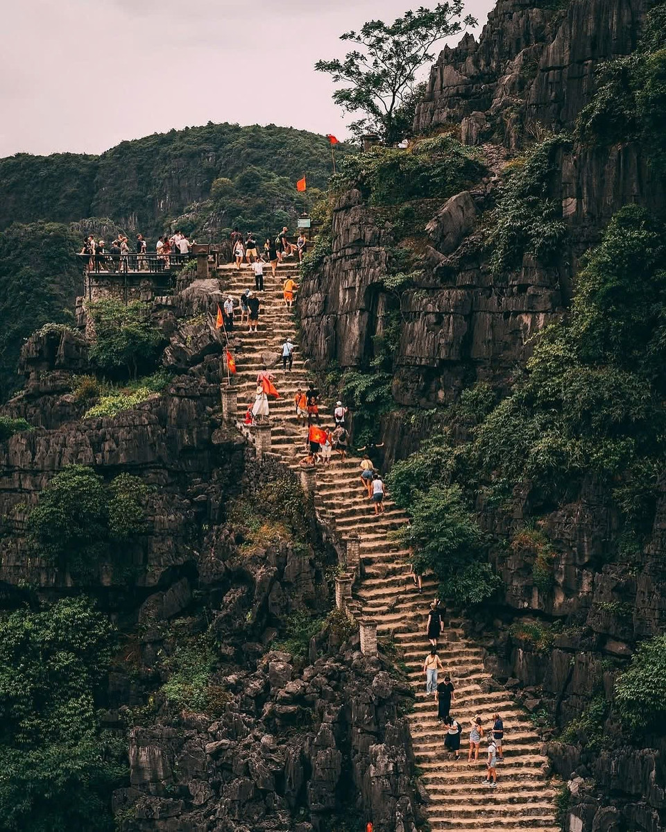 Hang Múa tọa lạc dưới chân núi Ngọa Long, trong quần thể khu du lịch sinh thái thuộc địa phận thôn Khê Đầu Hạ, xã Ninh Xuân, Hoa Lư, Ninh Bình. (Ảnh: PV/Vietnam+)