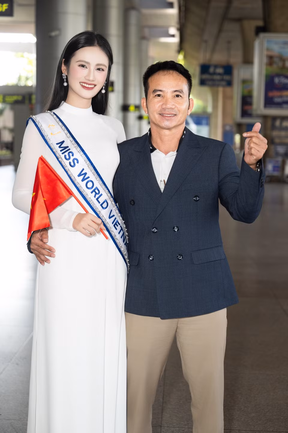 Xuất hiện trong tà áo trắng cùng thần thái rạng ngời, Hoa hậu Ý Nhi trở về trong vòng tay yêu thương của gia đình, người thân, bạn bè. (Ảnh: CTV/Vietnam+)