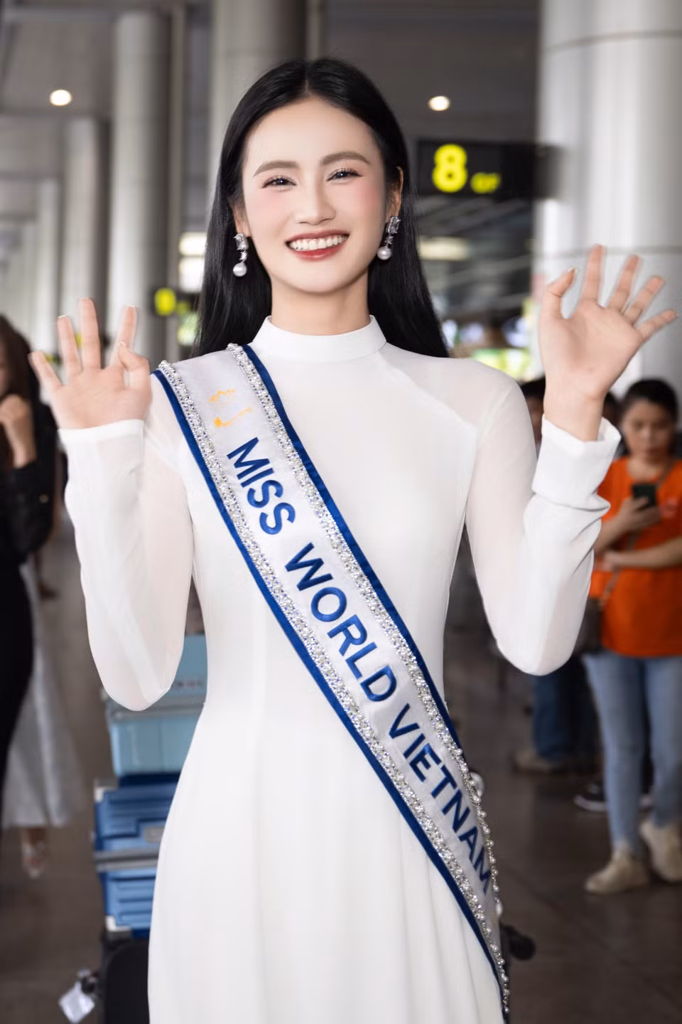 "Từng lời động viên, bình luận tích cực và những góp ý chân thành mọi người dành cho Ý Nhi không chỉ là sự cổ vũ, mà còn là nguồn năng lượng mạnh mẽ giúp Ý Nhi vượt qua áp lực và hoàn thiện bản thân từng ngày. Sự yêu thương và bao dung từ khán giả, người hâm mộ là lý do khiến Nhi tự hào khi được là đại diện của Việt Nam tại cuộc thi sắc đẹp uy tín thế giới," Ý Nhi bày tỏ. (Ảnh: CTV/Vietnam+)