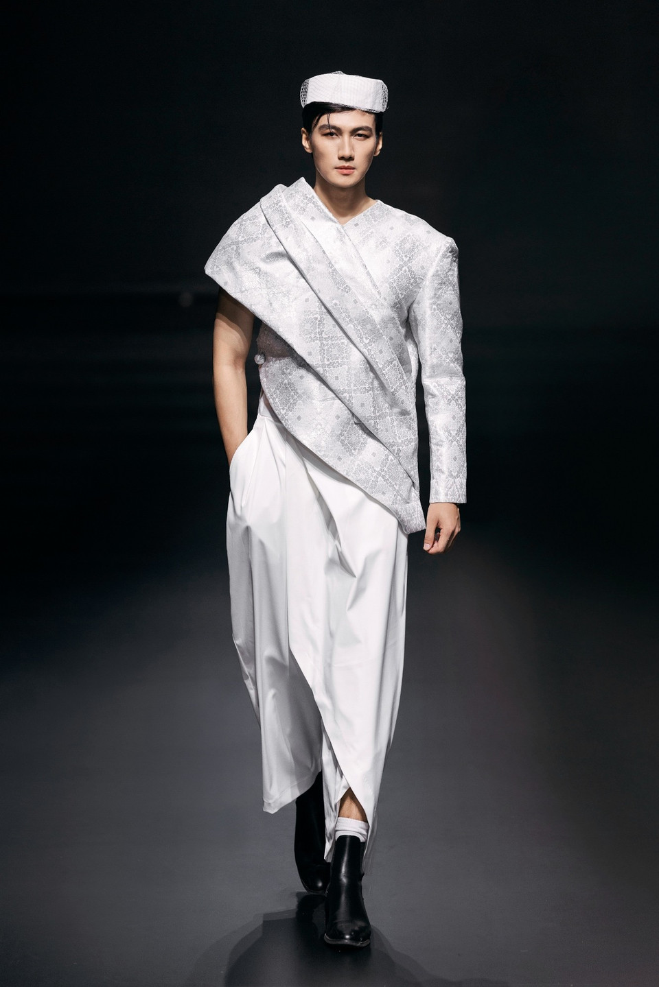 Thiết kế trong bộ sưu tập “Puteh” của nhà tạo mẫu Kel Wen. (Ảnh: CTV/Vietnam+)